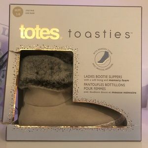 Totes Slippers Size 7/8
